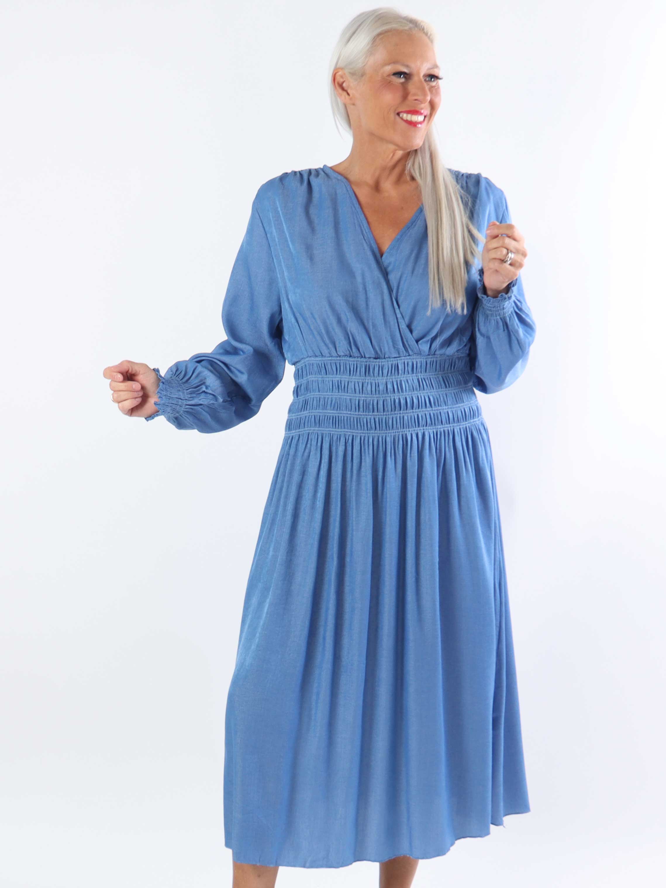 Pams Denim Midi L/S - Plus size kjole med smock i livet